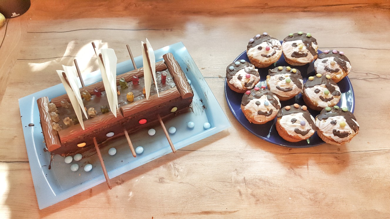 Piratenschiff-Kuchen und Piratenmuffins für den Kindergeburtstag.