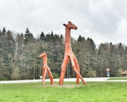 Giraffen grüßen die Besucher des Buchheim-Museums