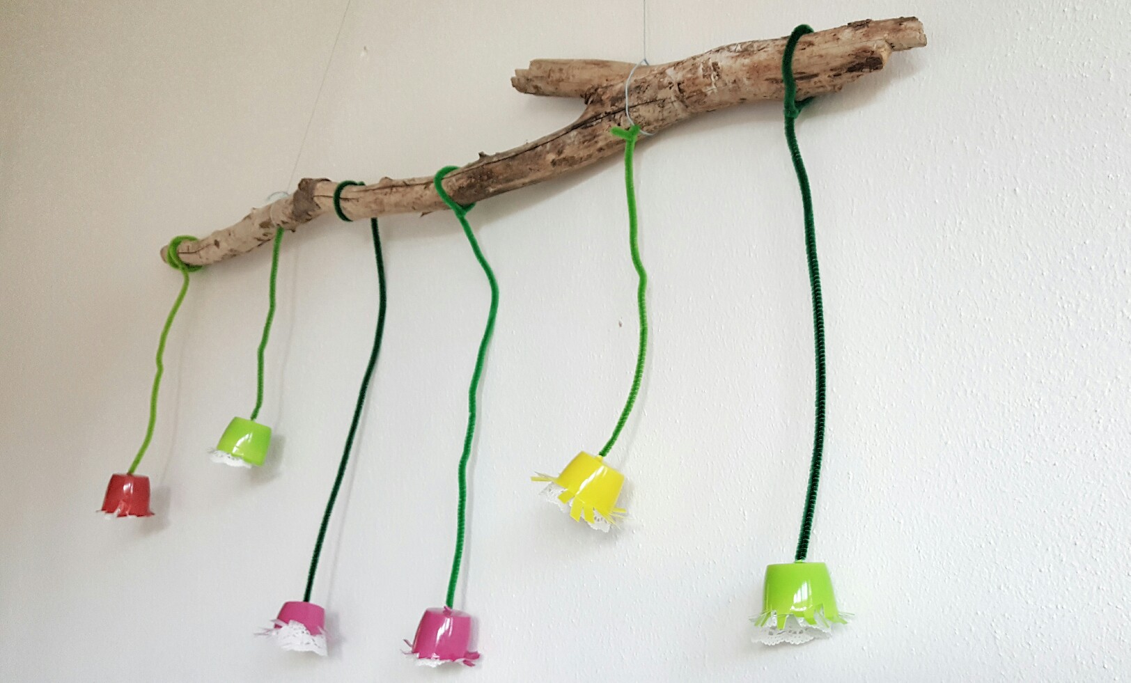 Frühlingsdeko aus Jogurtbechern basteln.