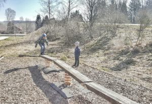 Mooserlebnispfad in Sötten am Auerberg mit Kindern entecken - Wackelbrett.