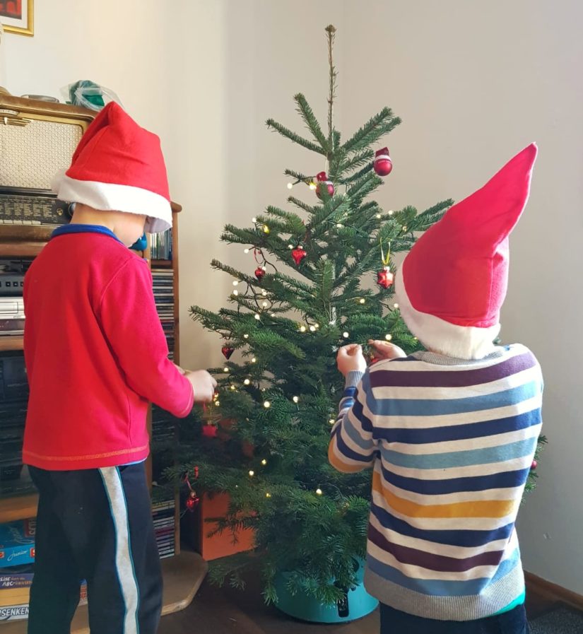 Weihnachten mit Kindern entspannt feiern Mama im Spagat