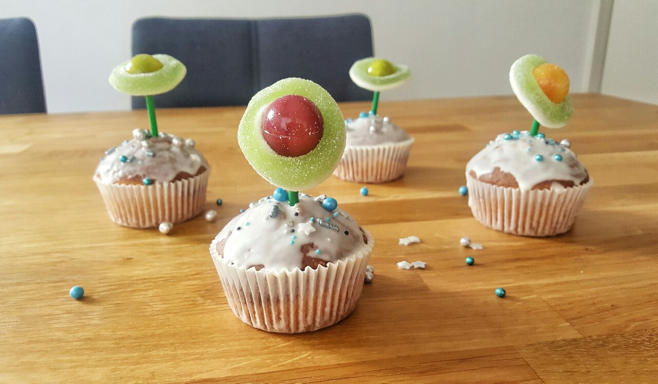 Planeten-Muffins mit Gummibärchen-Ring.