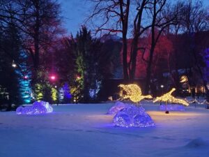 Winter im Park in Garmisch-Partenkirchen: besonderer Weihnachtsmarkt mit Kindern.